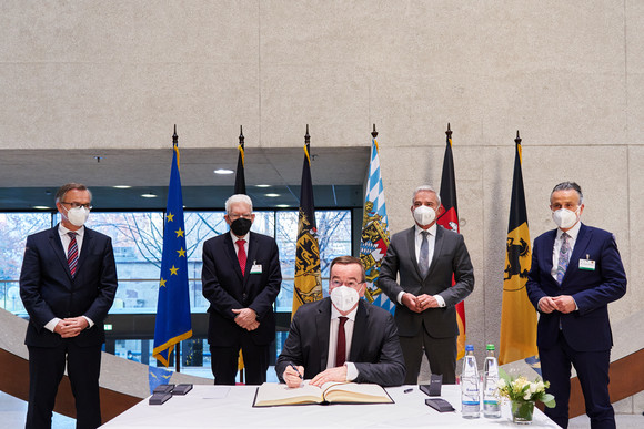 Eintrag in das Goldene Buch der Stadt Stuttgart im Rahmen der Herbstsitzung der Innenministerkonferenz