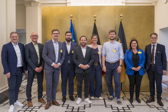 Europastaatsekretär Florian Hassler (Mitte) empfängt im Staatsministerium Mitglieder des Europäischen Parlaments. Mit dabei sind der Geschäftsführer der e-mobil BW GmbH, Franz Loogen (links), der Ministerialdirektor im Verkehrsministerium, Berthold Frieß (zweiter von links), und der Ministerialdirektor im Wirtschaftsministeriums, Michael Kleiner (rechts).