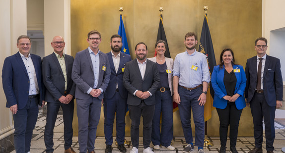 Europastaatsekretär Florian Hassler (Mitte) empfängt im Staatsministerium Mitglieder des Europäischen Parlaments. Mit dabei sind der Geschäftsführer der e-mobil BW GmbH, Franz Loogen (links), der Ministerialdirektor im Verkehrsministerium, Berthold Frieß (zweiter von links), und der Ministerialdirektor im Wirtschaftsministeriums, Michael Kleiner (rechts).