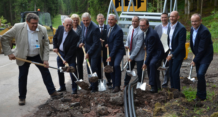 Minister Thomas Strobl bei einem Spatenstich für den Breitbandausbau im Landkreis Calw. 