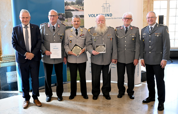 Kriegsgräberfürsorge Symbolische Scheckübergabe an den Volksbund Deutsche Kriegsgräberfürsorge e. V. Scheckübergabe an den Volksbund Deutsche Kriegsgräberfürsorge e. V.