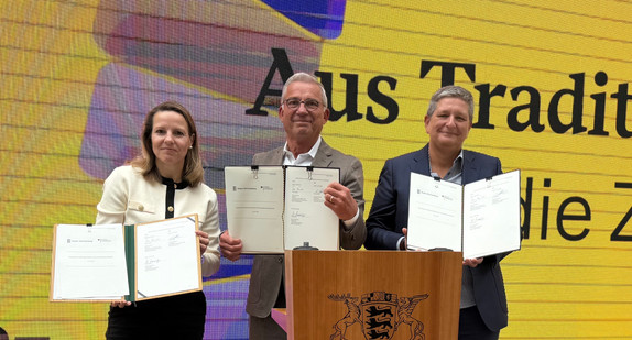 v.l.n.r.: Nicole Matthöfer, Präsidentin der Cybersicherheitsagentur Baden-Württemberg, Thomas Strobl, Stv. Ministerpräsident und Innenminister des Landes Baden-Württemberg, und Claudia Plattner, BSI-Präsidentin, unterzeichneten am 10. Juli eine Kooperationsvereinbarung zwischen dem BSI und dem Land Baden-Württemberg zur gemeinsamen Stärkung der Cybersicherheit.