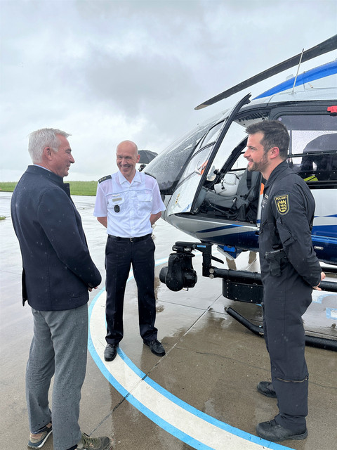 Minister Strobl im Gespräch mit Piloten