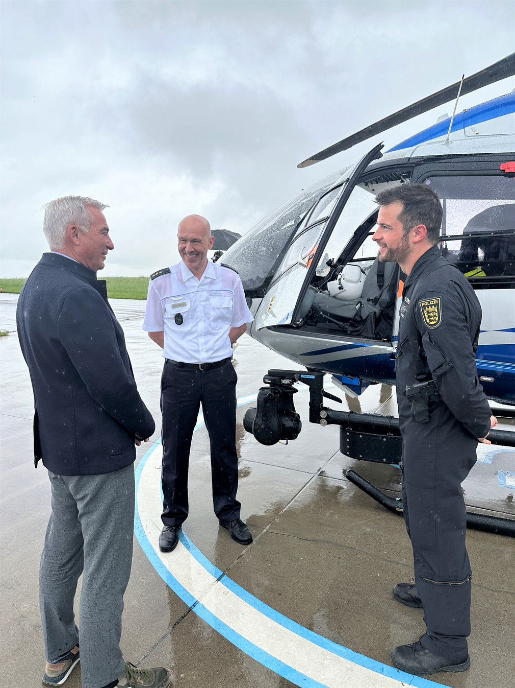 Minister Strobl im Gespräch mit Piloten