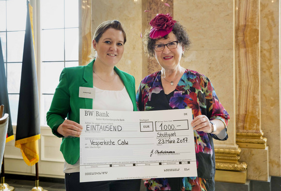 Gesellschaft Festlicher Frühjahrskaffee mit Gerlinde Kretschmann Gerlinde Kretschmann (r.) überreicht Andrea Krüger (l.), Mitglied des Leitungsgremiums der Calwer Vesperkirche, einen Spendenscheck