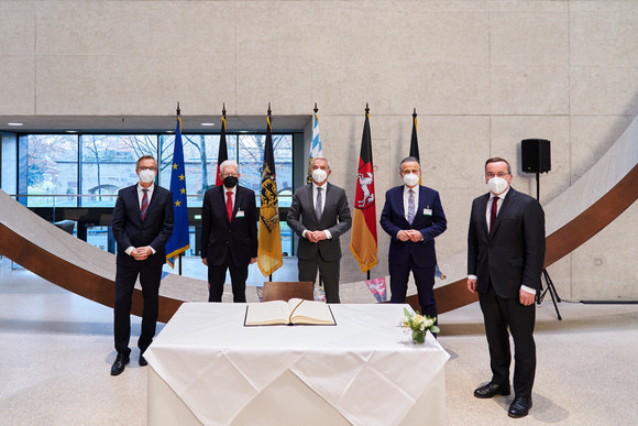 Eintrag in das Goldene Buch der Stadt Stuttgart im Rahmen der Herbstsitzung der Innenministerkonferenz