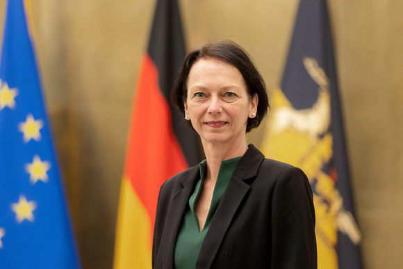Verwaltung Urkundenübergabe an neue Stuttgarter Regierungspräsidentin Susanne Bay steht vor Fahnen.