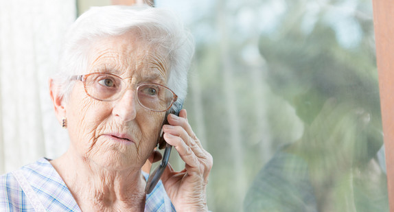 Ältere Dame am Telefon