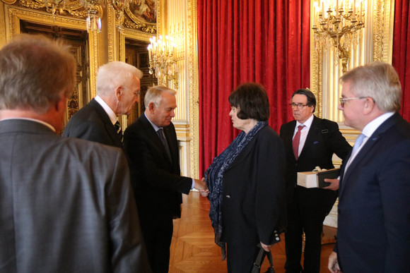 Ausland Delegationsreise nach Frankreich v.l.n.r.: Umweltminister Franz Untersteller, Ministerpräsident Winfried Kretschmann, der französische Außenminister Jean-Marc Ayrault, Staatsrätin Gisela Erler, Abteilungsleiter Werner Schemmpp (Staatsministerium Baden-Württemberg) und Europaminister Guido Wolf