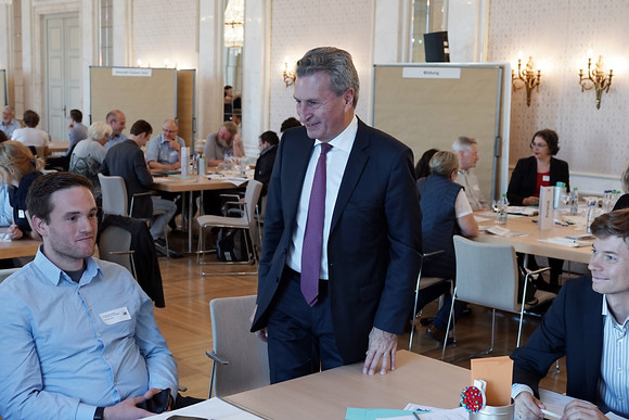 Europadialog Zentraler Bürgerdialog mit EU-Kommissar Oettinger und Staatsrätin Erler EU-Kommissar Günther Oettinger im Gespräch mit Bürgerinnen und Bürgern (Bild: Staatsministerium Baden-Württemberg/Jan Georg Plavec)