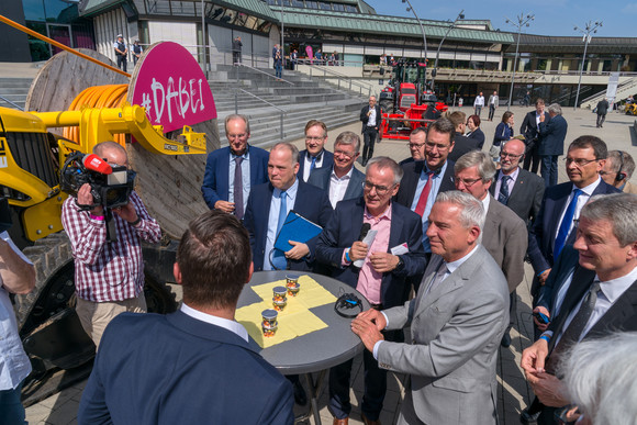 Digitalisierungsminister Thomas Strobl bei der Unterzeichnung des Kooperationsvertrags zum Breitbandausbau.