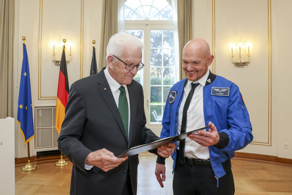 Auszeichnung Ehrentitel Professor an Dr. Alexander Gerst verliehen Ministerpräsident Winfried Kretschmann (links) und Dr. Alexander Gerst (rechts)