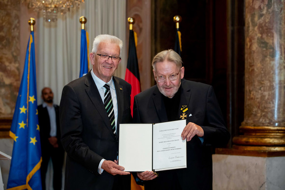 Auszeichnung Verdienstorden des Landes an 19 verdiente Persönlichkeiten Ministerpräsident Winfried Kretschmann (l.) und Matthias Holtmann (r.)