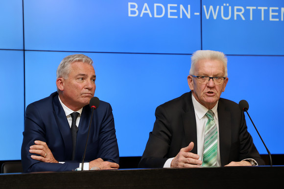 Gesellschaft Impulsprogramm für gesellschaftlichen Zusammenhalt Ministerpräsident Winfried Kretschmann (r.) und Innenminister Thomas Strobl (l.) (Bild: Staatsministerium Baden-Württemberg)