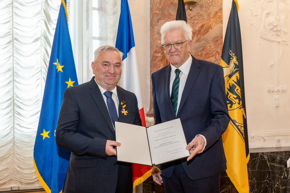 Auszeichnung Verdienstorden des Landes an 23 verdiente Persönlichkeiten Ministerpräsident Winfried Kretschmann (rechts) und Alexander Gruslak (links)