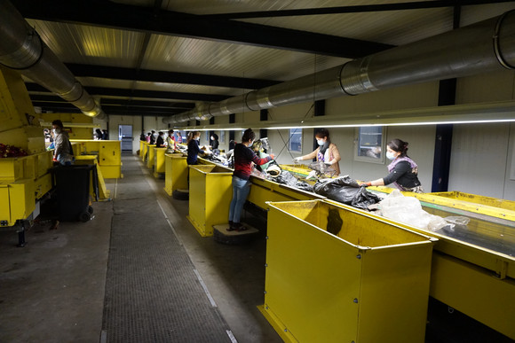 Entwicklungshilfe Hilfsprojekte im Nordirak Müllsortieranlage in der Mülltrennungsanlage Quashie (Foto: Stiftung Entwicklungs-Zusammenarbeit Baden-Württemberg)