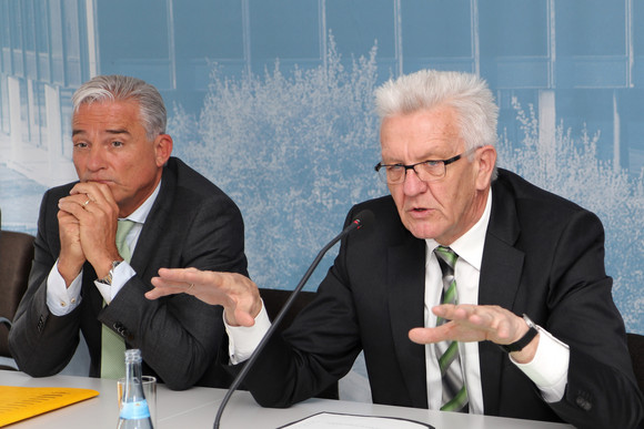 Pressekonferenz Ein-Jahres-Bilanz der Landesregierung Ministerpräsident Winfried Kretschmann (r.) und der stellvertretende Ministerpräsident und Innenminister, Thomas Strobl (l.)