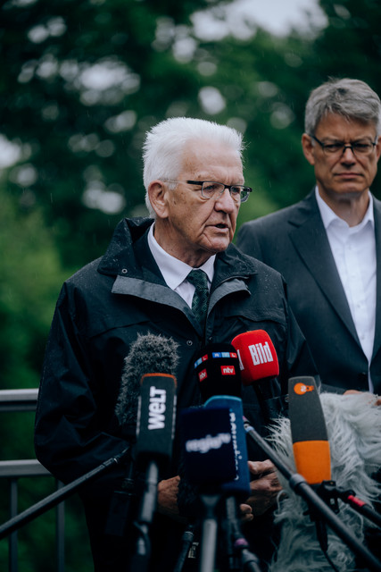 Bahn Schweres Zugunglück bei Riedlingen Ministerpräsident Winfried Kretschmann spricht vor der Presse