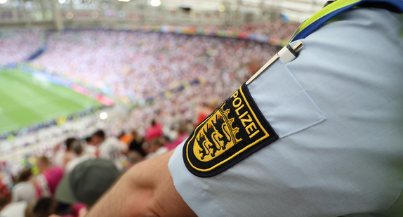 Polizist im Stadion