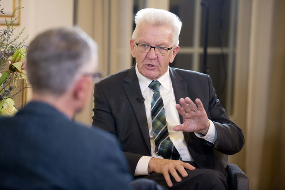 Dialog Online-Bürgersprechstunde mit dem Ministerpräsidenten Ministerpräsident Winfried Kretschmann (r.) beantwortet Fragen bei der Online-Bürgersprechstunde