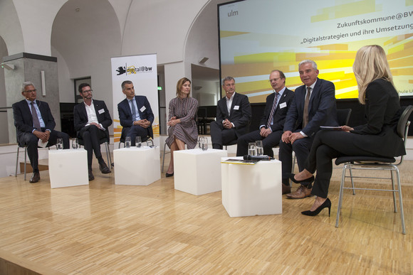 Minister Zukunftskommune@BW macht Station in Ulm Informationstour Zukunftskommune@BW mit Minister Thomas Strobl macht Station in Ulm. Bild Stadt Ulm