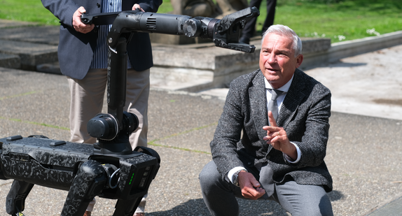 Innenminister Thomas Strobl mit Robo Dog