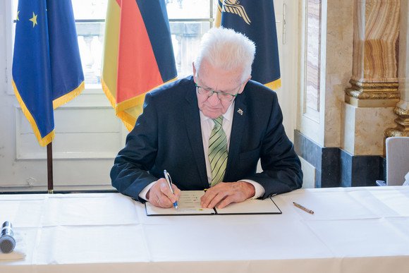 Strategiedialog Gesellschaftsvertrag zur Zukunft der Landwirtschaft Ministerpräsident Winfried Kretschmann (Mitte) unterzeichnet den Gesellschaftsvertrag für die Zukunft der Landwirtschaft und der biologischen Vielfalt in Baden-Württemberg.