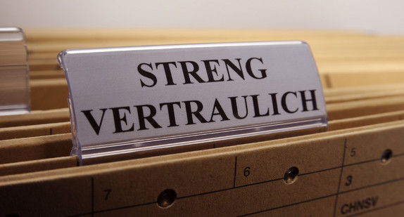 Hängeregistraturmappen mit der Aufschrift "Streng vertraulich". Quelle: Fotolia.