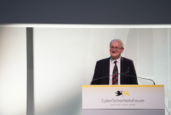 Veranstaltung 1. CyberSicherheitsForum Keynote von Dr. August Hanning, Staatssekretär a.D. und Präsident des Bundesnachrichtendienstes a.D. (Bild: © Steffen Schmid)