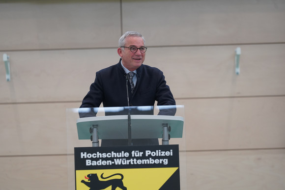 Innenminister Thomas Strobl hat die Verabschiedung der fertig augebildeten Polizistinnen und Polizisten in Wertheim besucht.