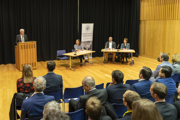 Auslandsreise Delegationsreise nach Schottland und England Ministerpräsident Winfried Kretschmann bei seiner Rede an der University of Oxford