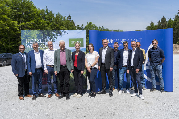 Erneuerbare Energien Kretschmann besucht künftigen Windpark Sulzbach-Laufen Gruppenbild mit Ministerpräsident Winfried Kretschmann (vierter von links) und Umweltministerin Thekla Walker (fünfte von links)