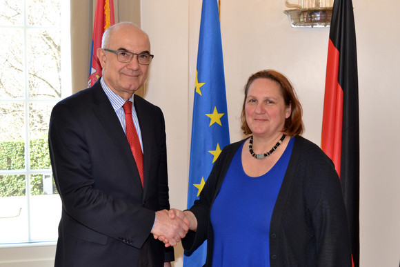 Antrittsbesuch Schopper empfängt serbischen Botschafter Staatssekretärin Theresa Schopper (r.) und der serbische Botschafter Dušan Crnogorčević (l.)