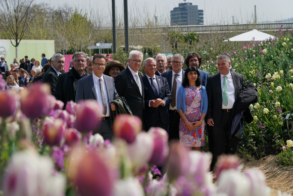 Die Gäste beim Rundgang über das Gelände am Tag der Eröffnung der Bundesgartenschau 2019 in Heilbronn.