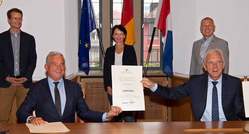 Innen- und Digitalisierungsminister Thomas Strovl übergibt einen Breitbandförderbescheid an Oberbürgermeister Harry Mergel. (Bild: Barbara Kimmerle / Stadtarchiv Heilbronn)