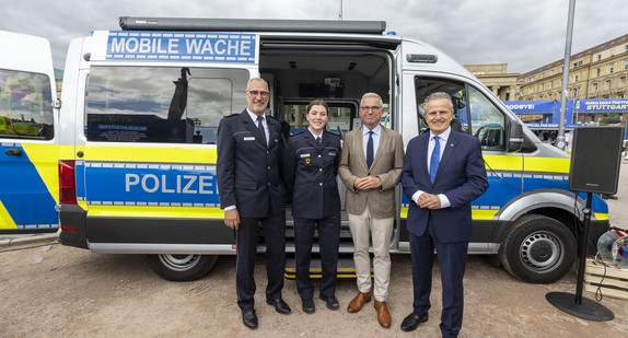 Polizeipräsident Markus Eisenbraun (links), Innenminister Thomas Strobl (2. von rechts) und der Stuttgarter Oberbürgermeister Frank Nopper stehen vor einer mobilen Einsatzwache.