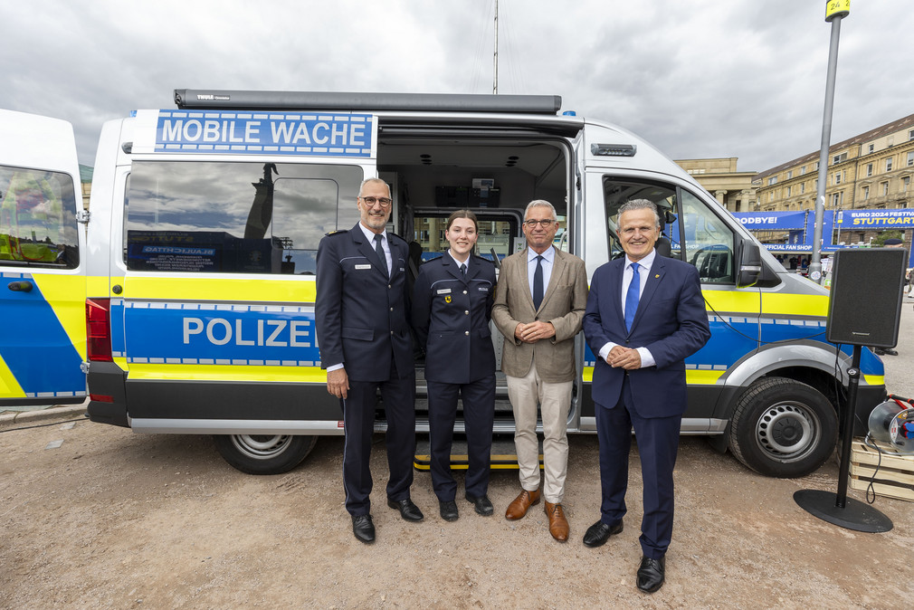 Polizeipräsident Markus Eisenbraun (links), Innenminister Thomas Strobl (2. von rechts) und der Stuttgarter Oberbürgermeister Frank Nopper stehen vor einer mobilen Einsatzwache.