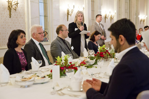 Iftar-Empfang Kretschmann lädt anlässlich des Ramadan zum Fastenbrechen ein v.l.n.r.: Landtagspräsidentin Muhterem Aras, Ministerpräsident Winfried Kretschmann, Prof. Dr. Erdal Toprakyaran und Simone Trägner-Uygun