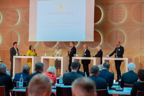 Gesundheit Forum Gesundheitsstandort Baden-Württemberg Fachpodium mit Sozial- und Integrationsminister Manne Lucha (l.), Staatssekretärin Theresa Schopper (2.v.l.) und Vertreterinnen und Vertretern aus Wissenschaft, Gesundheitswirtschaft und dem Versorgungssektor
