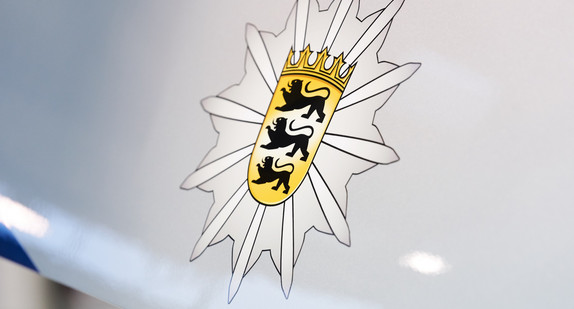Wappen der Polizei Baden-Württemberg auf Polizeihubschrauber.