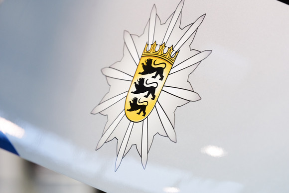 Wappen der Polizei Baden-Württemberg auf Polizeihubschrauber.