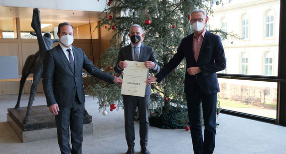 (von links nach rechts:) Raimund Haser, Vorsitzender des „Vereins Haus der Donauschwaben e.V.“, Innenminister sowie Landesbeauftragter für Vertriebene und Spätaussiedler Thomas Strobl und Sindelfingens Erster Bürgermeister Christian Gangl bei der Übergabe des Förderbescheids zur Sanierung.