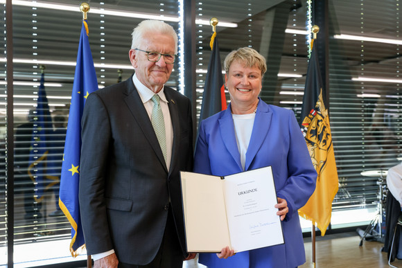 Präsidentschaft Amtswechsel beim Landesrechnungshof Ministerpräsident Winfried Kretschmann (links) und Dr. Cornelia Ruppert (rechts)