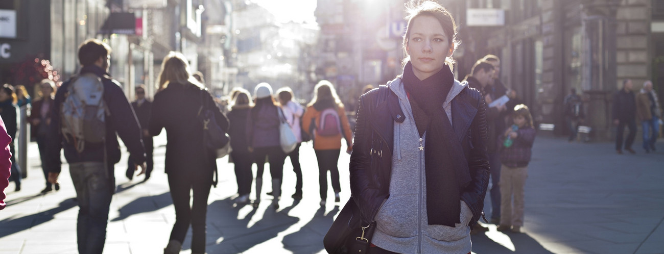 Menschen in einer Stadt. Quelle: Fotolia.