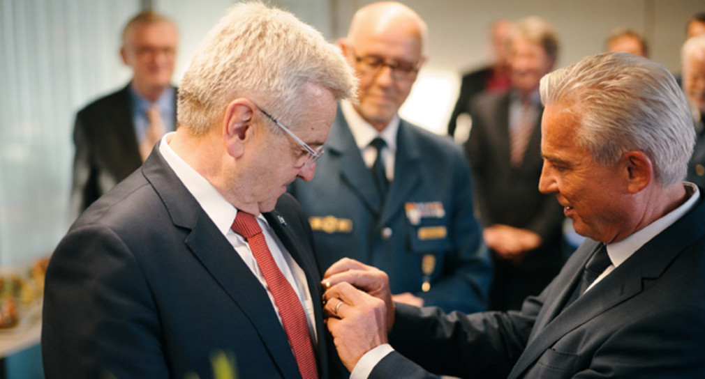 Verleihung des THW-Ehrenzeichens in Gold an Hermann Schröder (links), Minister Strobl rechts im Bild. 