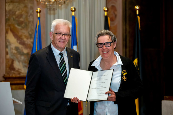 Auszeichnung Verdienstorden des Landes an 19 verdiente Persönlichkeiten Ministerpräsident Winfried Kretschmann (l.) und Heike Schiller (r.)