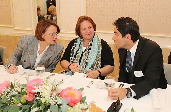 Iftar-Empfang Empfang anlässlich des muslimischen Fastenbrechens v.l.n.r.: Staatsministerin Annette Widmann-Mauz (l.), Beauftragte der Bundesregierung für Migration, Flüchtlinge und Integration, Staatsministerin Theresa Schopper und Prof. Dr. Mouhanad Khorchide (l.), Leiter des Zentrums für Islamische Theologie Münster (Bild: Staatsministerium Baden-Württemberg)