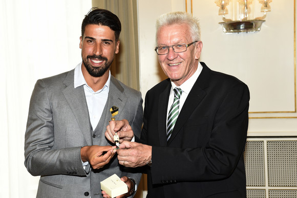 Auszeichnung Verdienstorden des Landes an Sami Khedira Sami Khedira (l.) und Ministerpräsident Winfried Kretschmann (r.)
