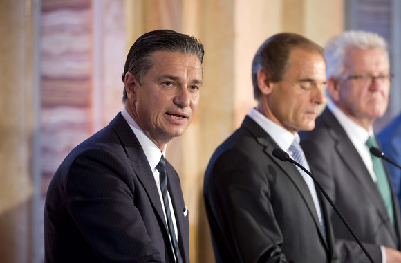 MOBILITÄT Strategiedialog Automobilwirtschaft Lutz Meschke (l.) spricht bei der Pressekonferenz
