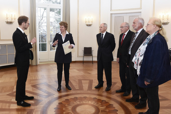 Bürokratieabbau Normenkontrollrat übergibt ersten Bericht v.l.n.r.: Staatssekretär Florian Stegmann, Dr. Gisela Meister-Scheufelen, Bernhard Bauer, Dr. h.c. Rudolf Böhmler, Claus Munkwitz und Prof. Dr. Gisela Färber (Bild: Staatsministerium Baden-Württemberg)